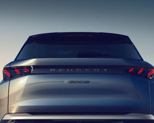 PEUGEOT_E_5008_SHOWROOM_EXCELLENCE5_D_2030x1146-ezgif.com-avif-to-jpg-converter.jpg