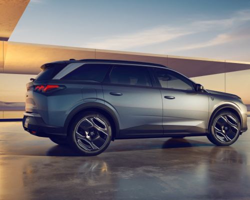 PEUGEOT_E_5008_SHOWROOM_PLUGIN_HYBRID_D_2030x1146-ezgif.com-avif-to-jpg-converter.jpg
