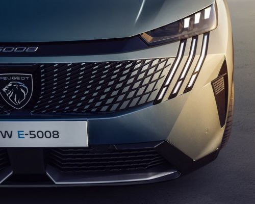 PEUGEOT_E_5008_SHOWROOM_ALLURE2_D_1588x1000-ezgif.com-avif-to-jpg-converter.jpg
